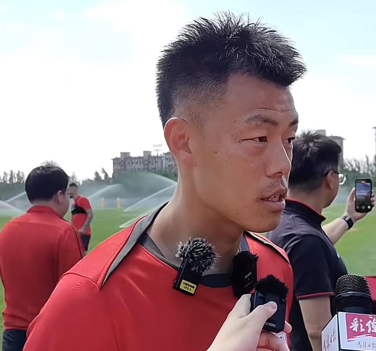 英超各俱乐部球员球衣样式大全与赞助商介绍